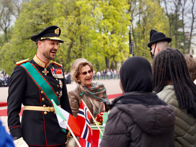 Kronprins Haakon og Dronning Sonja tok seg tid til ein hyggeleg prat med frammøtte på Slottsplassen. Foto: Sara Svanemyr, Det kongelege hoffet